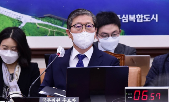 변창흠(사진) 국토부 장관 내정자가 23일 열린 인사청문회에서 질의에 답변하고 있다. <연합뉴스>